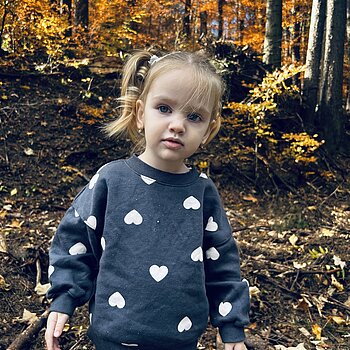 Toamna văzută prin ochii ei mici — magie pură și zâmbete aurii.