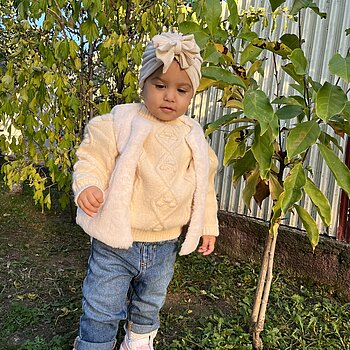 Frunze, lumină caldă și un suflet mic care luminează totul.