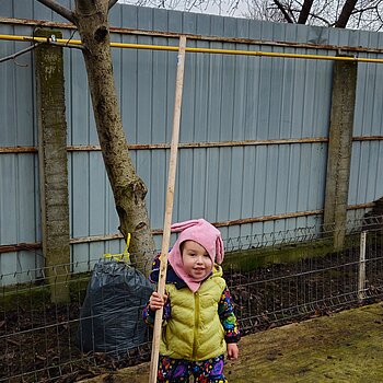"Vreau si eu sa fac treaba", deci, strangem frunzele