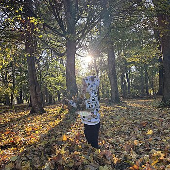 „Printre frunze și lumină – Rares în povestea toamnei”