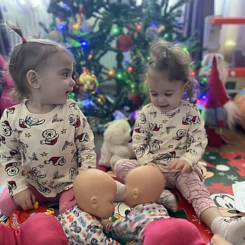 Zeny si Caty împreuna cu bebelușii preferați