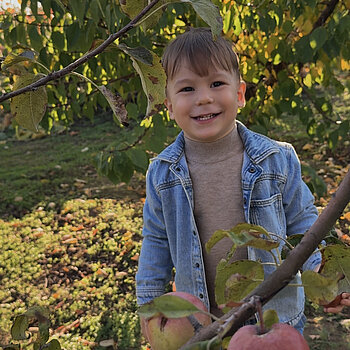Toamna colorează frunzele, dar el îmi colorează sufletul.🍂🍎🫶🏼❤️