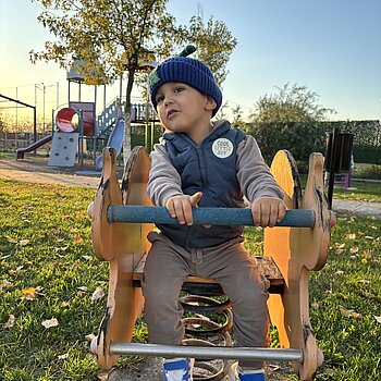 Veseli sub lumina calda a soarelui de toamna