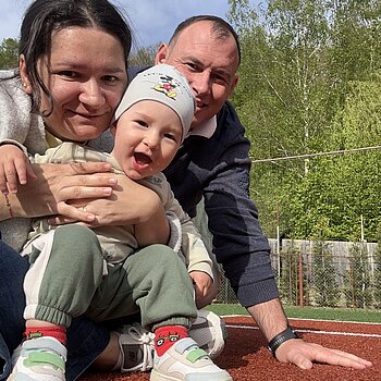 O familie fericită cu multe zâmbete pe față și în inimă