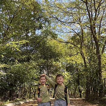 Întârziem la gradiniță! le-am zis, iar ei râdeau, cu papucii morfoliți de frunze