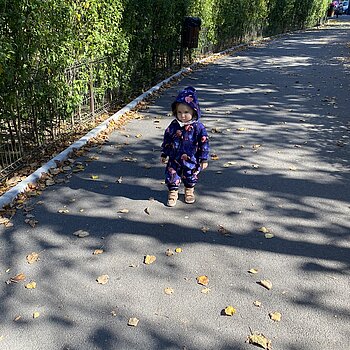 Printre frunzele căzute într-o zi frumoasă de toamnă