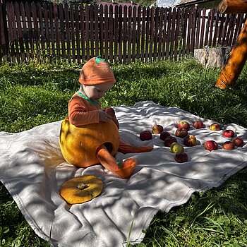 În mijlocul grădinii, printre frunze și mere parfumate, stă cel mai dulce dovlec