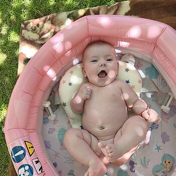 La piscină în natură, distracție maximă! Bebelina are 3 luni jumate.