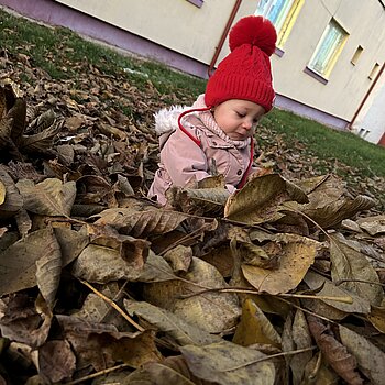 Ștefania iubește frunzele🥰