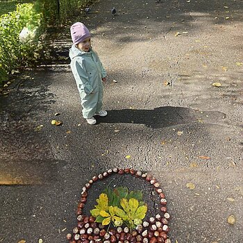 Toamna; 
Pica ploaia pe burlane
Pic, pic, pic
Cad castane dolofane
Poc, poc,