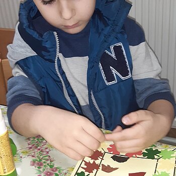 Activitate de toamna ,lipire frunze