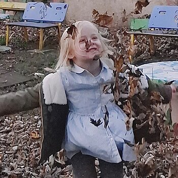 Maria bucurandu-se de frunzele toamnei