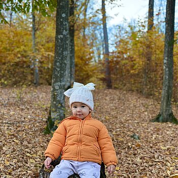 Micuta mea descoperă magia toamnei, frunză cu frunză.