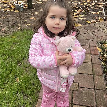 Toamna îi învață pe copii că fiecare frunză care cade poartă o poveste.