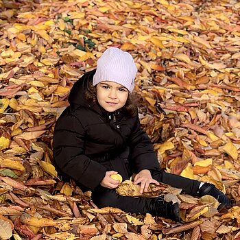 Copiii sunt lumina toamnei — mici raze de bucurie printre frunzele care cad.”