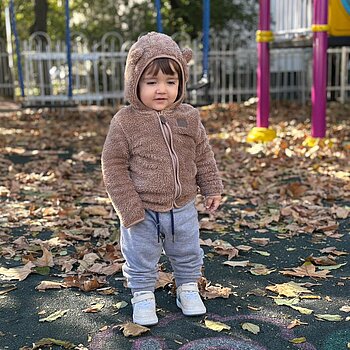 La joaca printre frunze