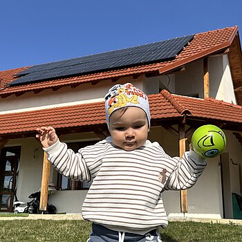 Mingea este jucaria lui preferată 🤭