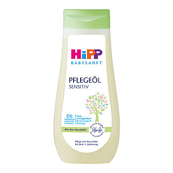 O sticlă de Hipp Baby Sanft Pflegeöl SENSITIV, un ulei pentru bebeluși cu 0% microplastice și testat dermatologic, care conține bio-mandelöl și este potrivit pentru pielea sensibilă.