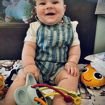 Buna, aici bebe Matei, 6 luni jumatate va trimite un zambet dulce💙