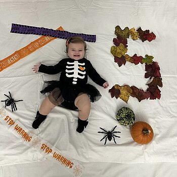 Cu un zâmbet cât o rază de soare, bebelușul meu face toamna mai frumoasă.