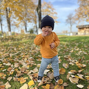 Primii pași prin frunzele aurii.