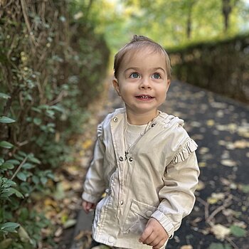 Cu pași mici printre frunzele de toamnă