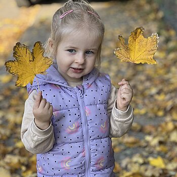 Un mic suflet luminos în culorile calde ale toamnei.