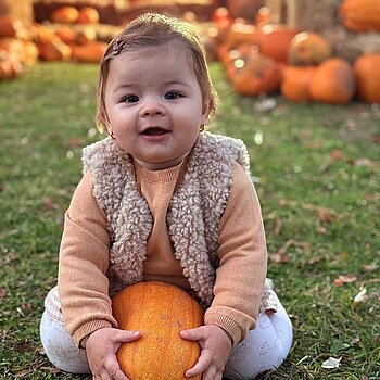 În lumea ei de frunze, dovlecei și zâmbete, Briana face toamna să strălucească. 