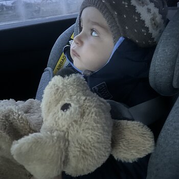 Suflețelul lui drag și cățelușul pufos, mereu împreună❤️