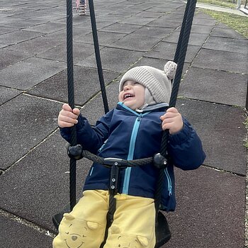 Zâmbete mici și bucurii mari în leagăn 💛