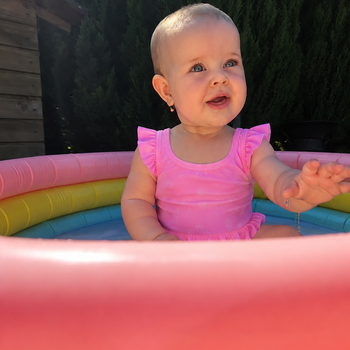 Melanie in pool