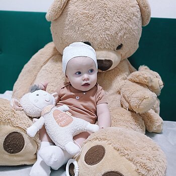 Această jucărie îi este alături de când s-a născut😍🙂