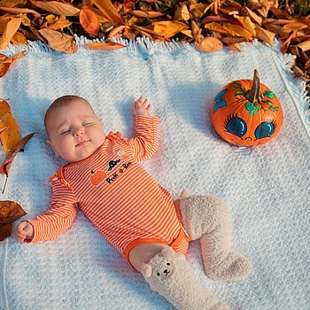 Toamna are o prințesă: Eva, cu frunze-n jur și un dovlecel zâmbăreț.🤭