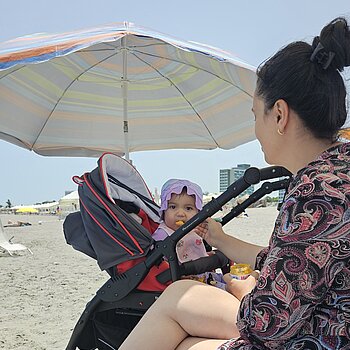 La un borcanel de Hipp pe plaja la mare