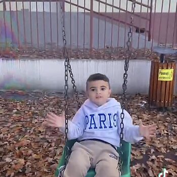 Băiețelul meu cu autism iubește toamna sa se  dea in leagăn si sa alerge .