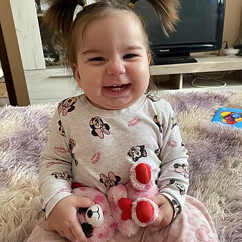 Ea este Selin micuta mea raza de soare, are 11 luni si mereu zambeste.