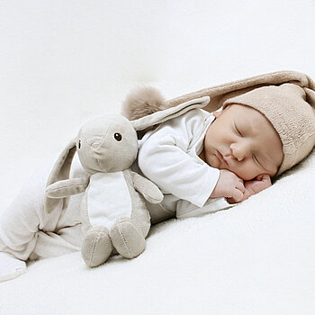 George in primele lui zile de viata, impreuna cu Iepurilă.