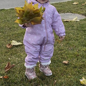 Culorile toamnei sunt mai calde atunci când sunt purtate în mânuțele unui copil.