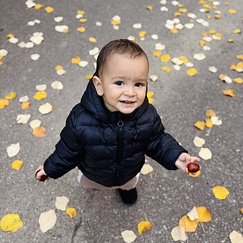 Băiatul meu frumos, prima toamnă în care își adună singur castanele