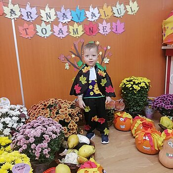 🍁 Când frunzele devin mantie , Yanis devine micul conte al Toamnei!