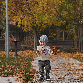 Înconjurat de jocul frunzelor