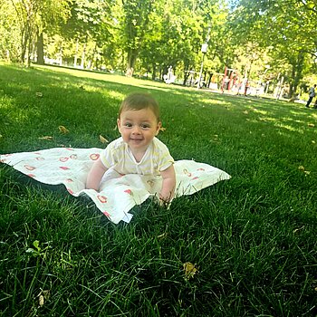 Sunt un bebe de 6 luni si imi place sa zambesc si sa explorez tot ce este nou
