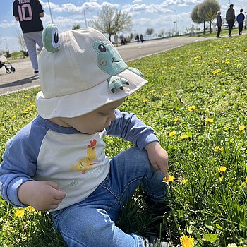 Matei admira floricelele in parc.