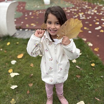 Bucuria de a te juca cu frunzele