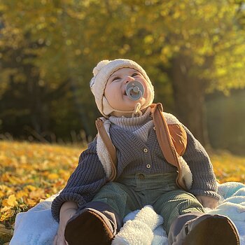 Prima lui toamnă-frunze colorate, aer rece și cel mai dulce zâmbet.