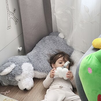 Mina și câinele ei preferat