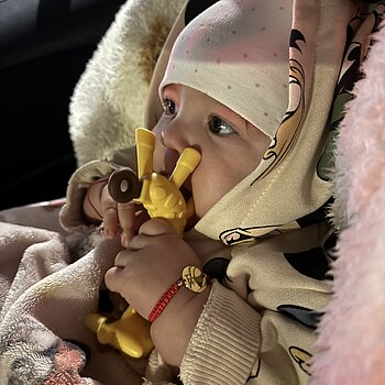 Jucăria noastră este această girafă pentru dentiție pe care o are oriunde cu ea