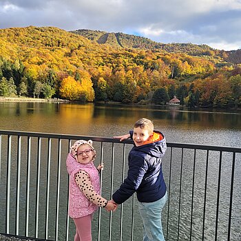 Matei și Adelina, se bucura de toamna Maramuresana.