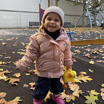 Olivia bucurandu-se de frunzele toamnei!