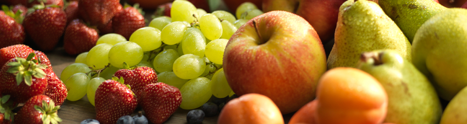 O varietate de fructe proaspete sunt expuse într-o vedere de aproape.
